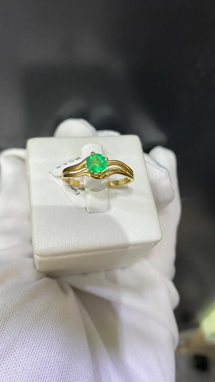 Anillo esmeralda colombiana con diamantes en caja de lujo